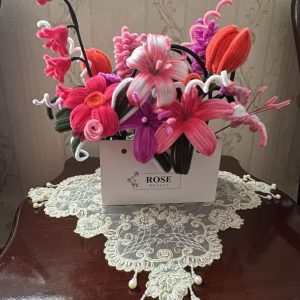 باکس گل لیلیوم پیپ پاکنی(7شاخه گل)